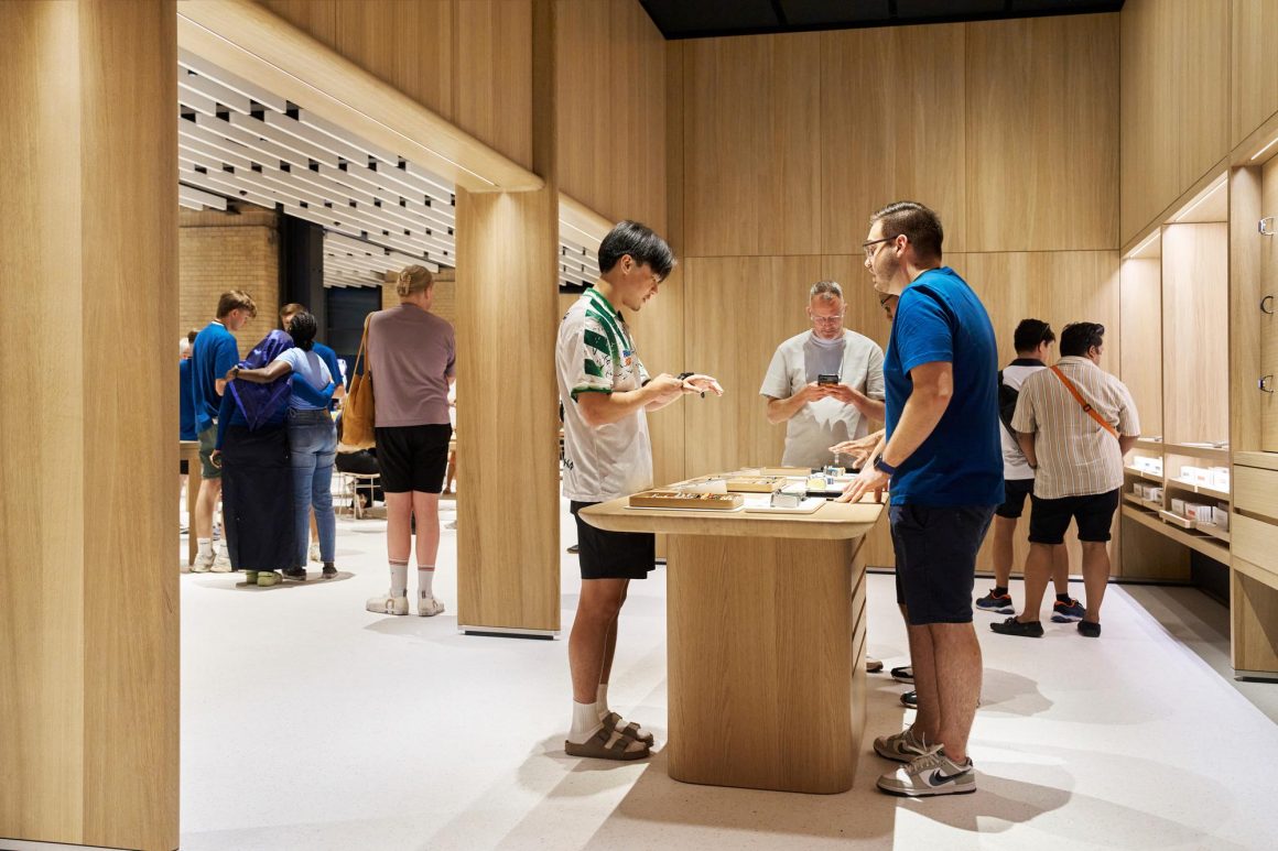 A customer explores the Apple Watch Studio with a team member at Apple Battersea.