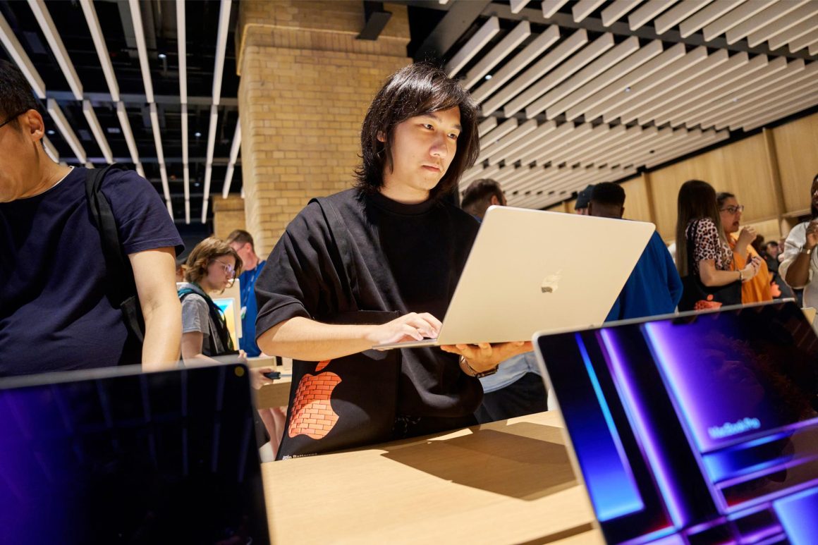 A customer checks out the new 15-inch MacBook Air.