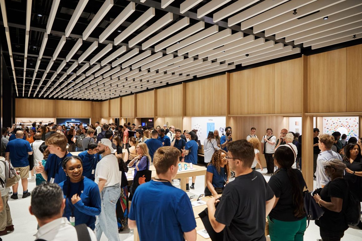 Team members celebrate Apple Battersea’s grand opening with the store’s first customers.