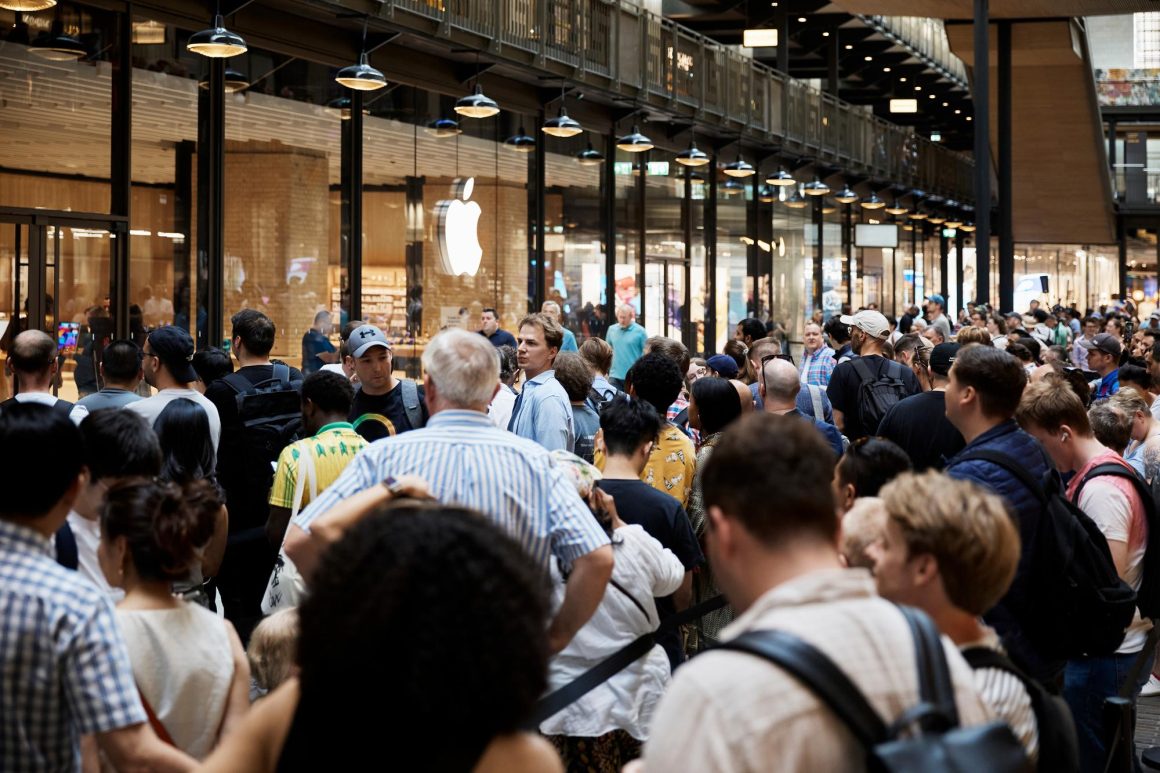 Customers line up outside of Apple Battersea, Apple’s 40th store in the U.K.