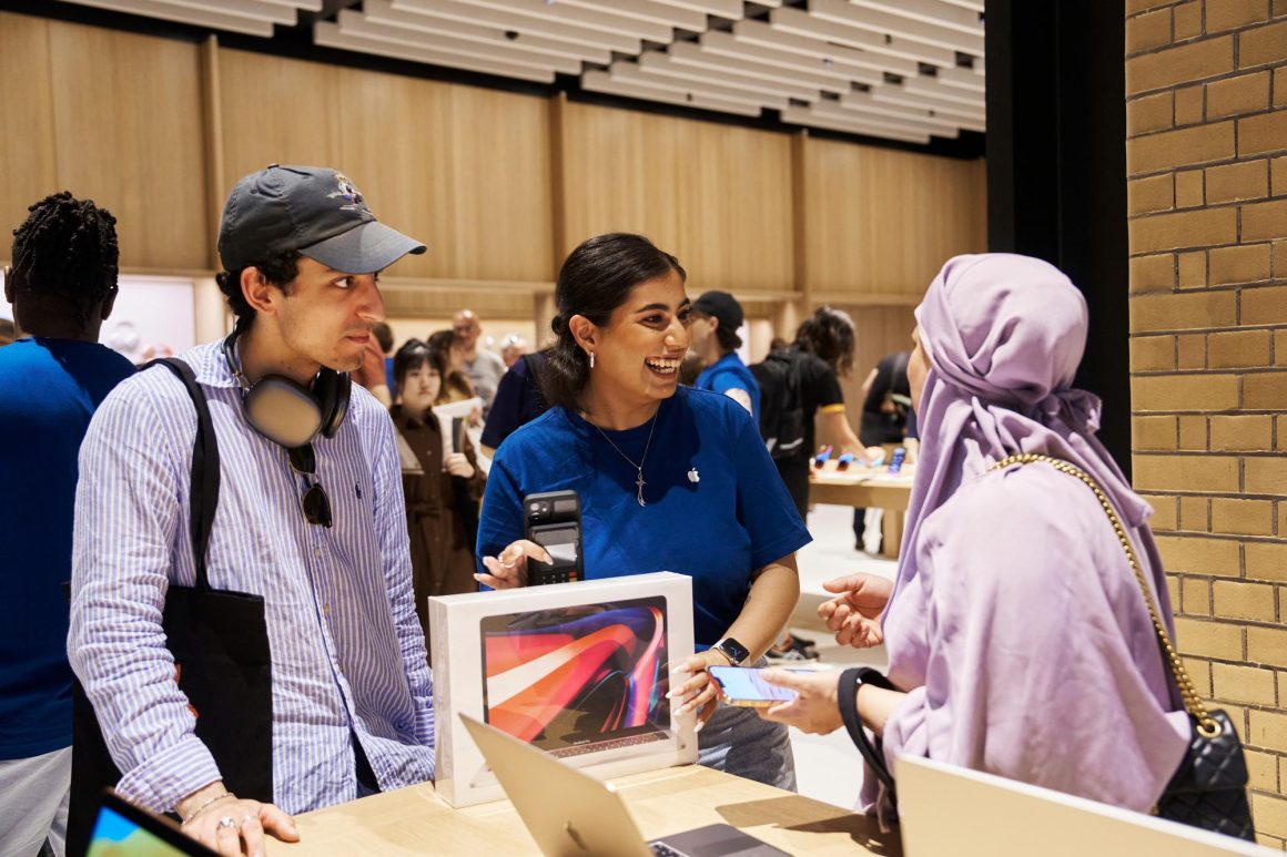 Apple Specialists and team members are ready to help customers discover the latest product lineups at Apple Battersea.